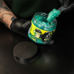 INK-EEZE Mutant Serum etiqueta NFT, edición especial que combina arte y cuidado de tatuajes.