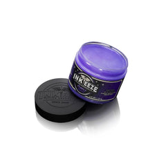 Textura cremosa del ungüento morado INK-EEZE para cuidado pos-tatuaje.
