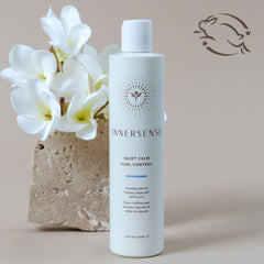 Textura cremosa de INNERSENSE hidrata sin peso y aporta brillo en rizos.