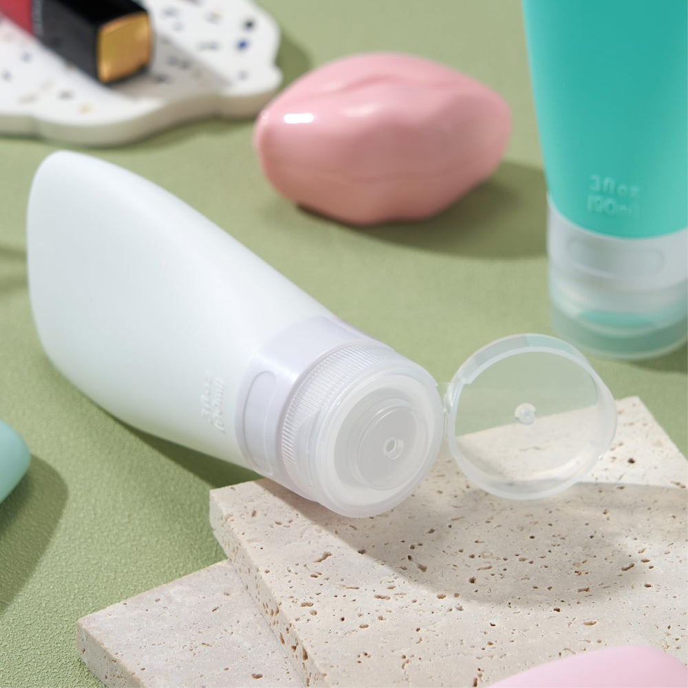 Kit de higiene INSFIT con bolsa transparente y cierre para organización en aeropuerto.