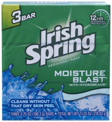 Irish Spring Moisture Blast, paquete de tres jabones en barra, para una limpieza suave y revitalizante.
