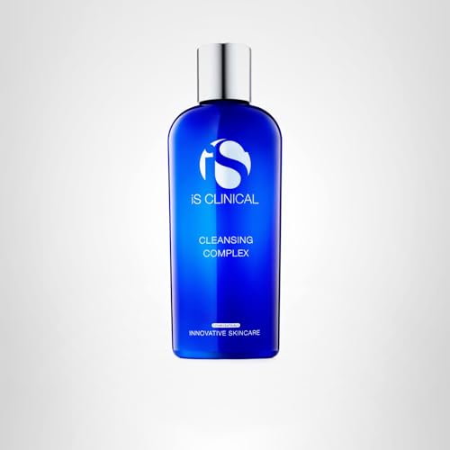 iS CLINICAL Cleansing Complex primer plano de piel limpia y suave