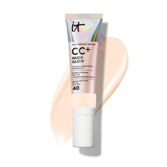 It Cosmetics CC+ Nude Glow, botella visible con acabado luminoso para un brillo saludable.