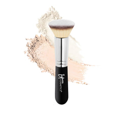 Pincel plano Heavenly Luxe de IT Cosmetics para base líquida, cabello sintético suave para cobertura precisa.