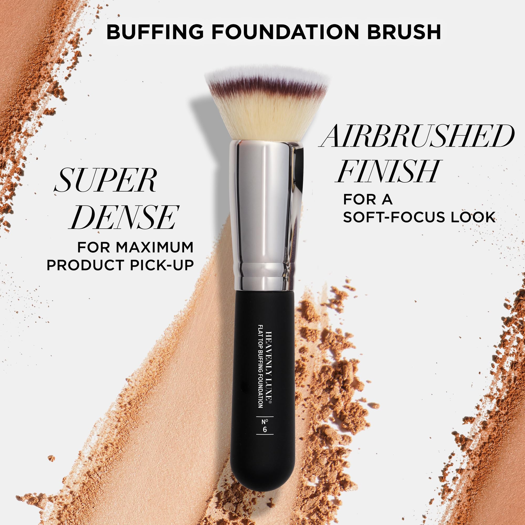 Pincel IT Cosmetics para base en crema, cabeza plana que facilita difuminar poros.
