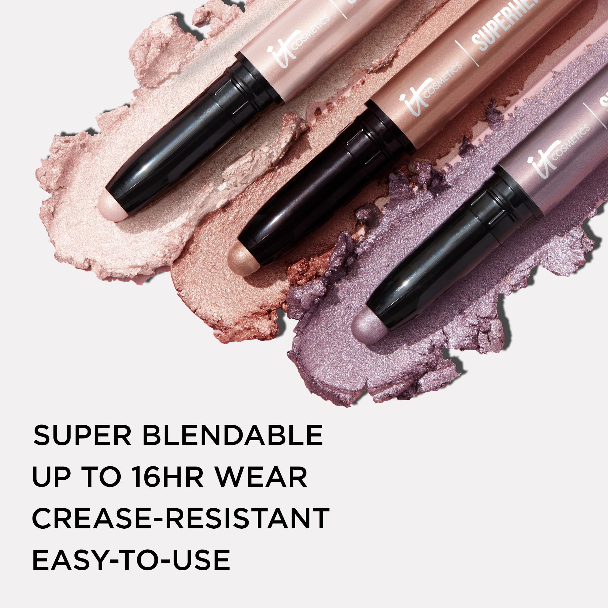 IT Cosmetics Epic Amethyst con primer incorporado para mayor durabilidad.
