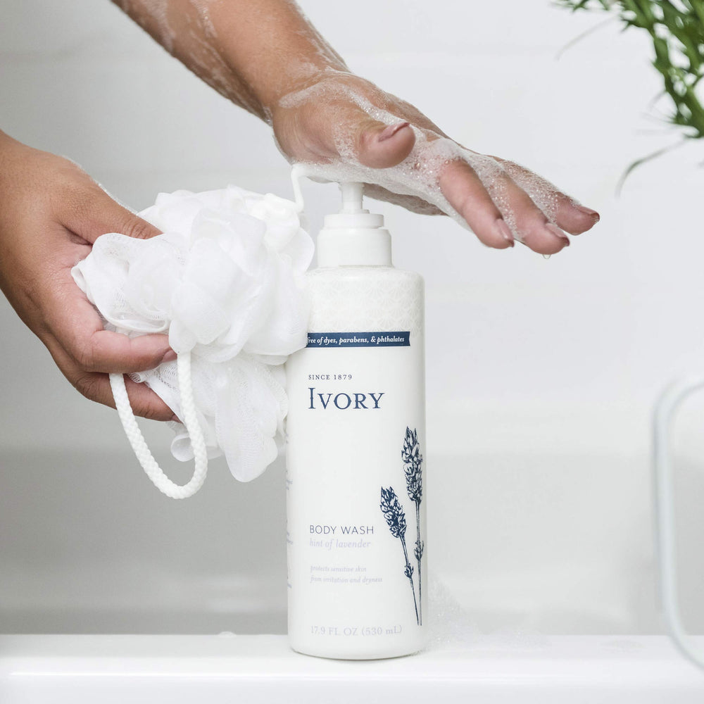 Ivory espuma cremosa en ducha, sensación suave y limpia.