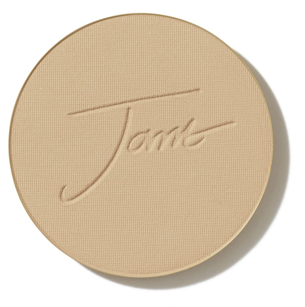 Jane Iredale Base mineral presionado dorado con acabado radiante para tono luminoso.