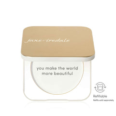 Jane Iredale Gold Compact avec fermeture magnetique securisee protegeant la poudre lors du voyage.