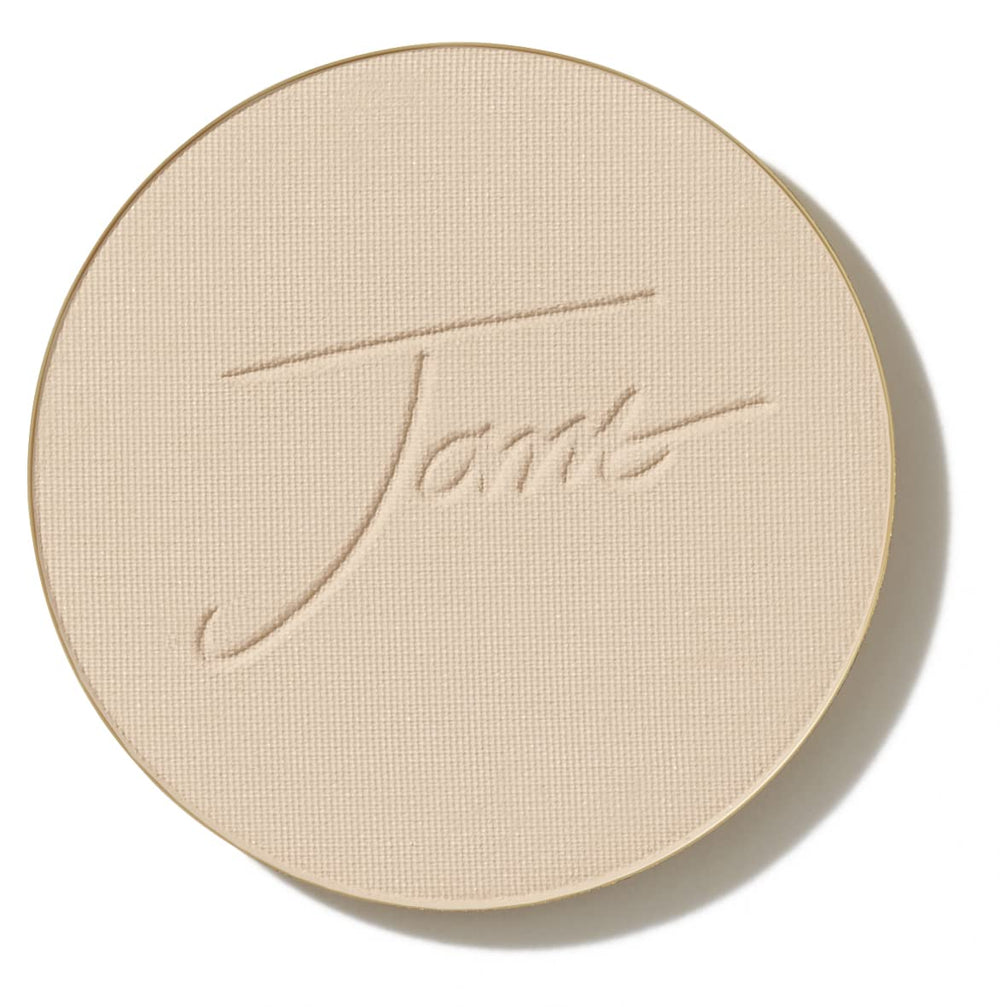 Jane Iredale PurePressed Base en compacto cerrado, ideal para retoques discretos.