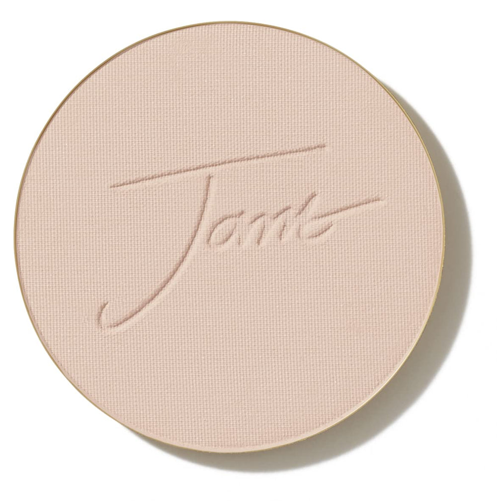 Jane Iredale PurePressed Base relleno tono beige claro para acabado suave.