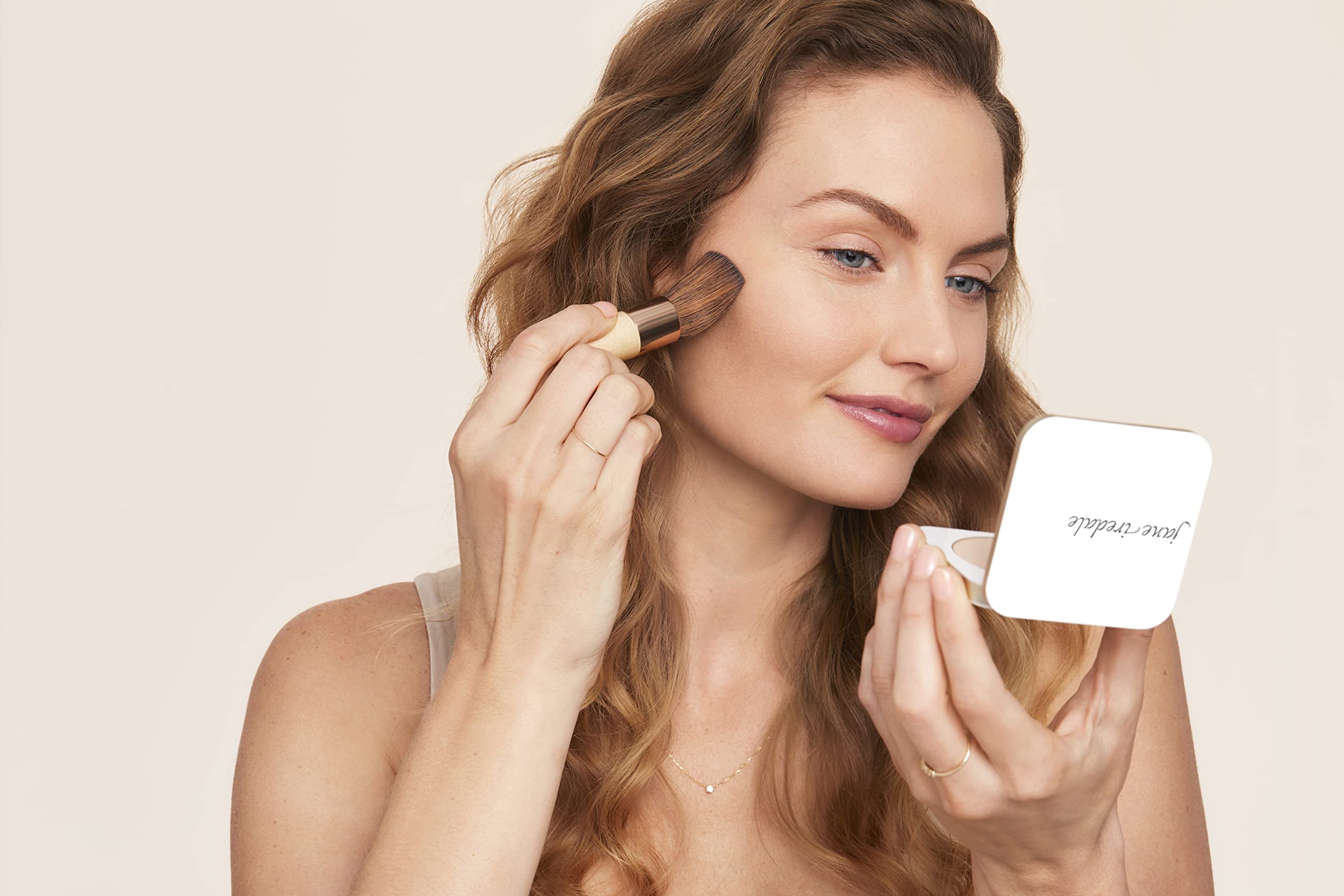 Jane Iredale PurePressed Base Resistente al agua 40 minutos: duración que resiste el sudor.
