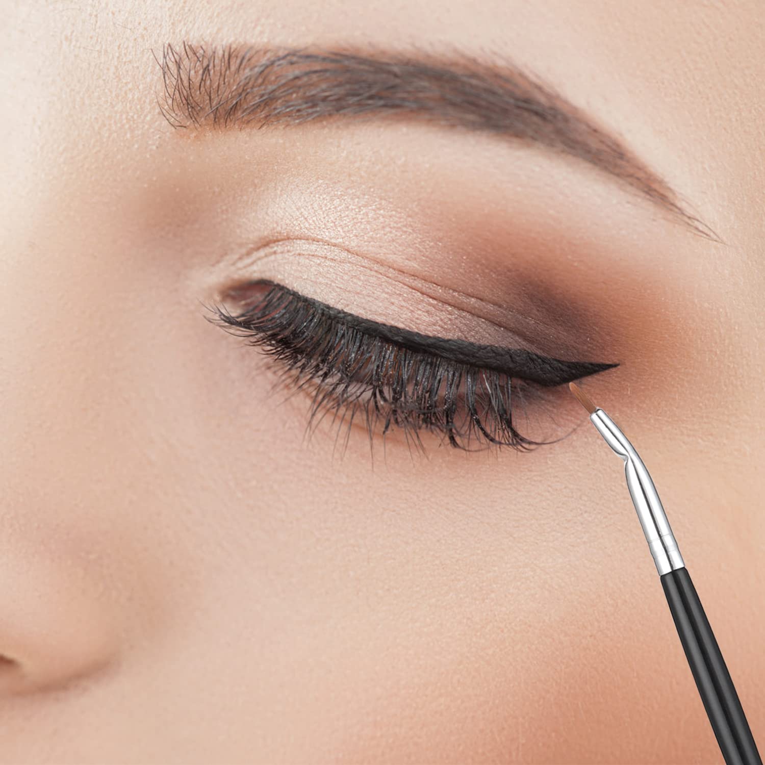 JASSINS: útil para cejas, delineado y relleno con gel o polvo.