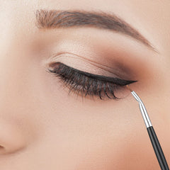 JASSINS: útil para cejas, delineado y relleno con gel o polvo.