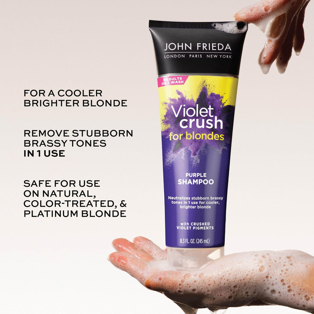 Espuma cremosa del champú Violet Crush limpia y cuida el cabello rubio.