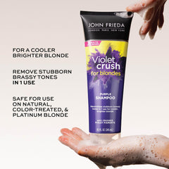 Espuma cremosa del champú Violet Crush limpia y cuida el cabello rubio.