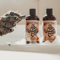 Champú Johnny Slicks, etiqueta con ingredientes activos, aceites nutritivos para cabello saludable.