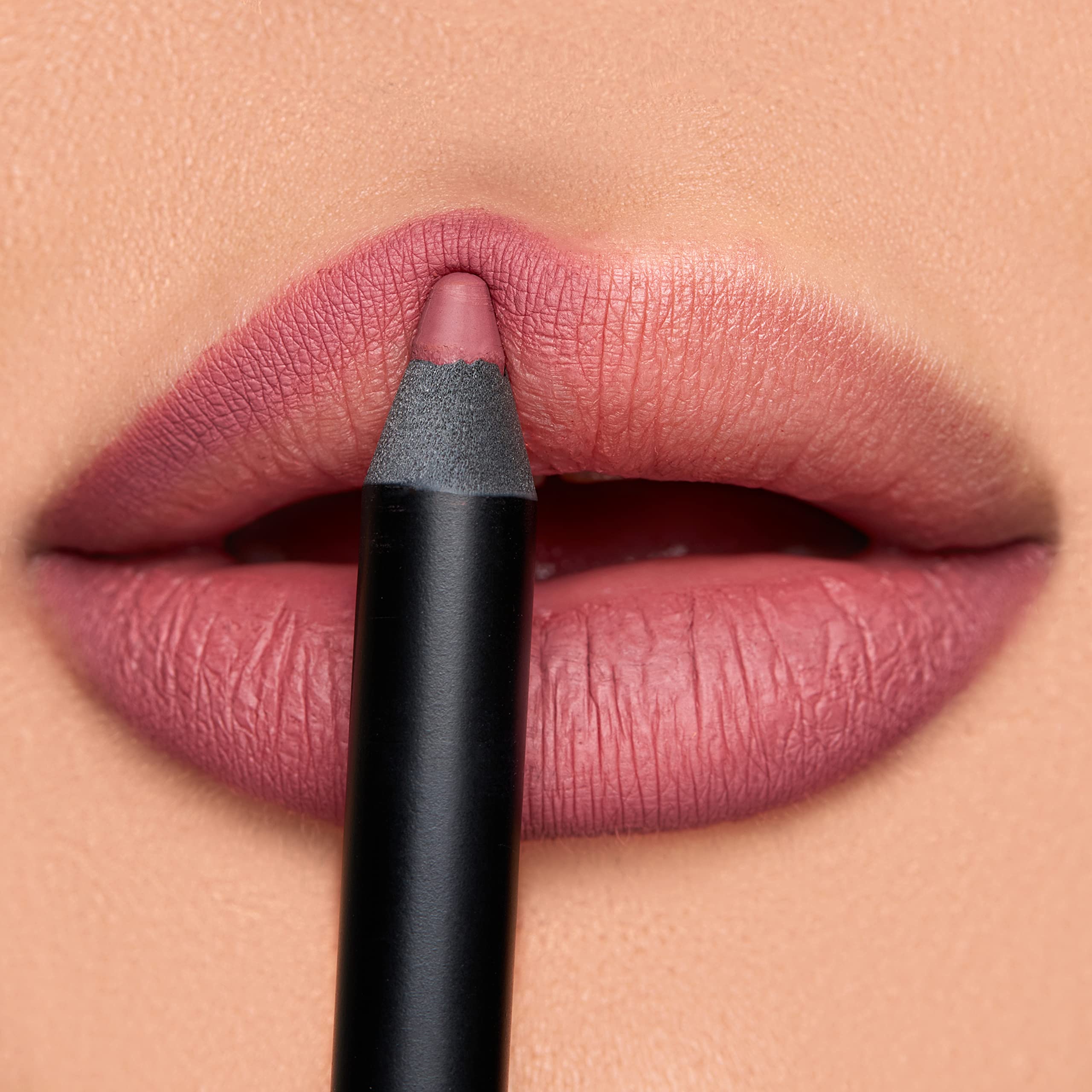 Delineador labial K7L Buff, textura suave para un trazo preciso y cómodo.