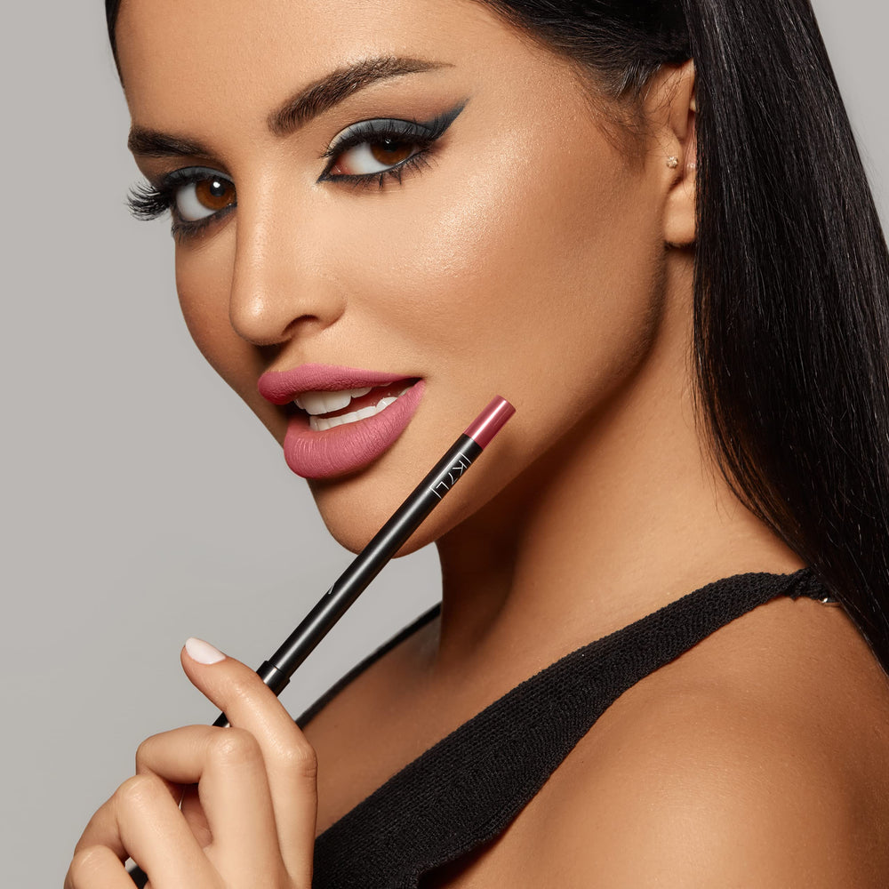Look final con delineador K7L Buff y labial que perdura todo el día.