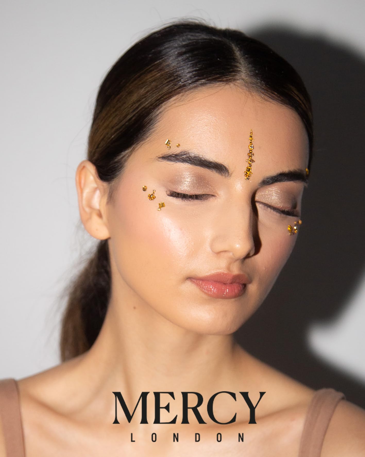 Gigi Gold Bindi frontal central realza el rostro con destellos dorados para eventos