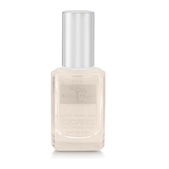 Karma Organic Deep Nutrition sobre base en uñas, fortaleciendo desde la primera capa.