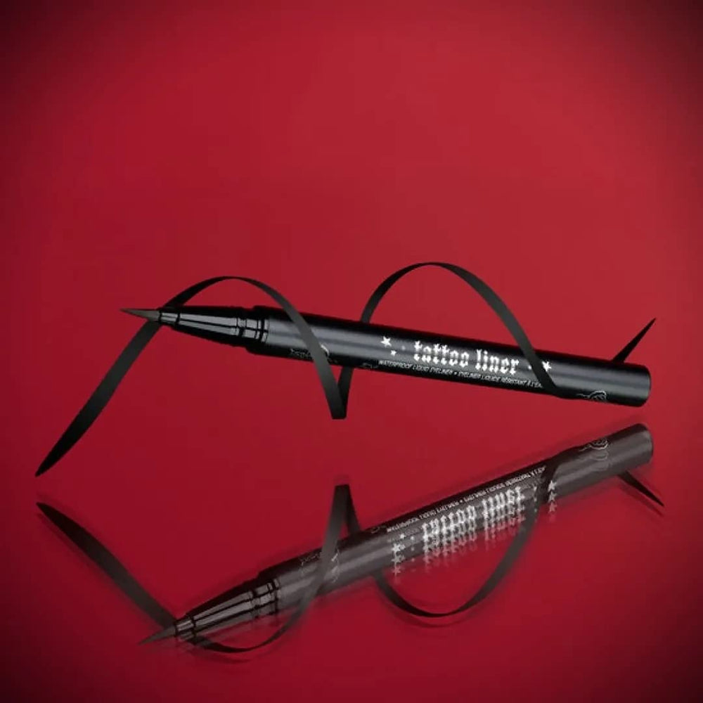 Delineador Kat Von D Trooper Mini resistente al agua para uso diario.