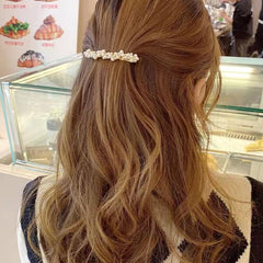 Barrette francesa Kefley con perlas, diseño seguro para cualquier peinado.