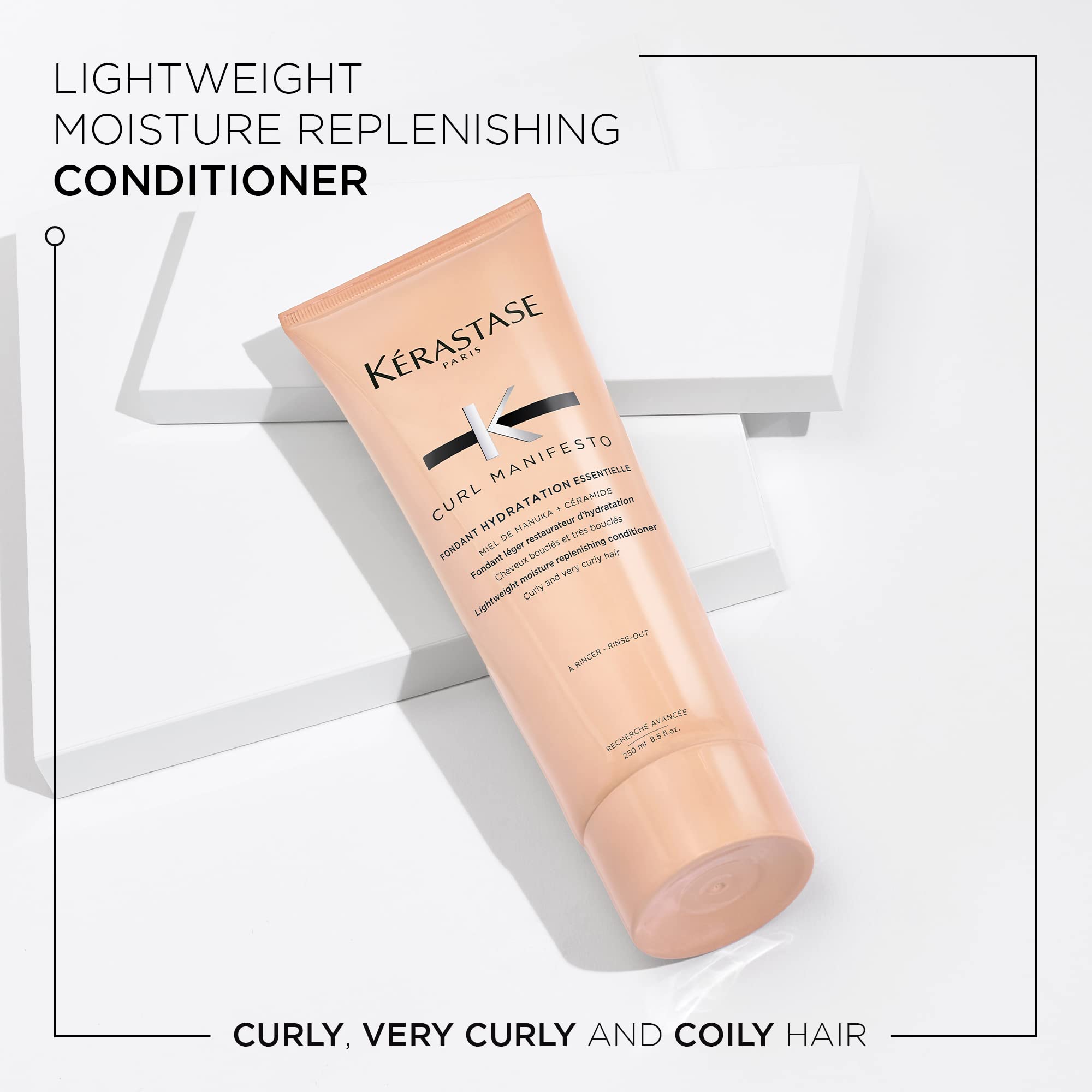 Application sur cheveux humides avec Curl Manifesto, démêlage facilité.