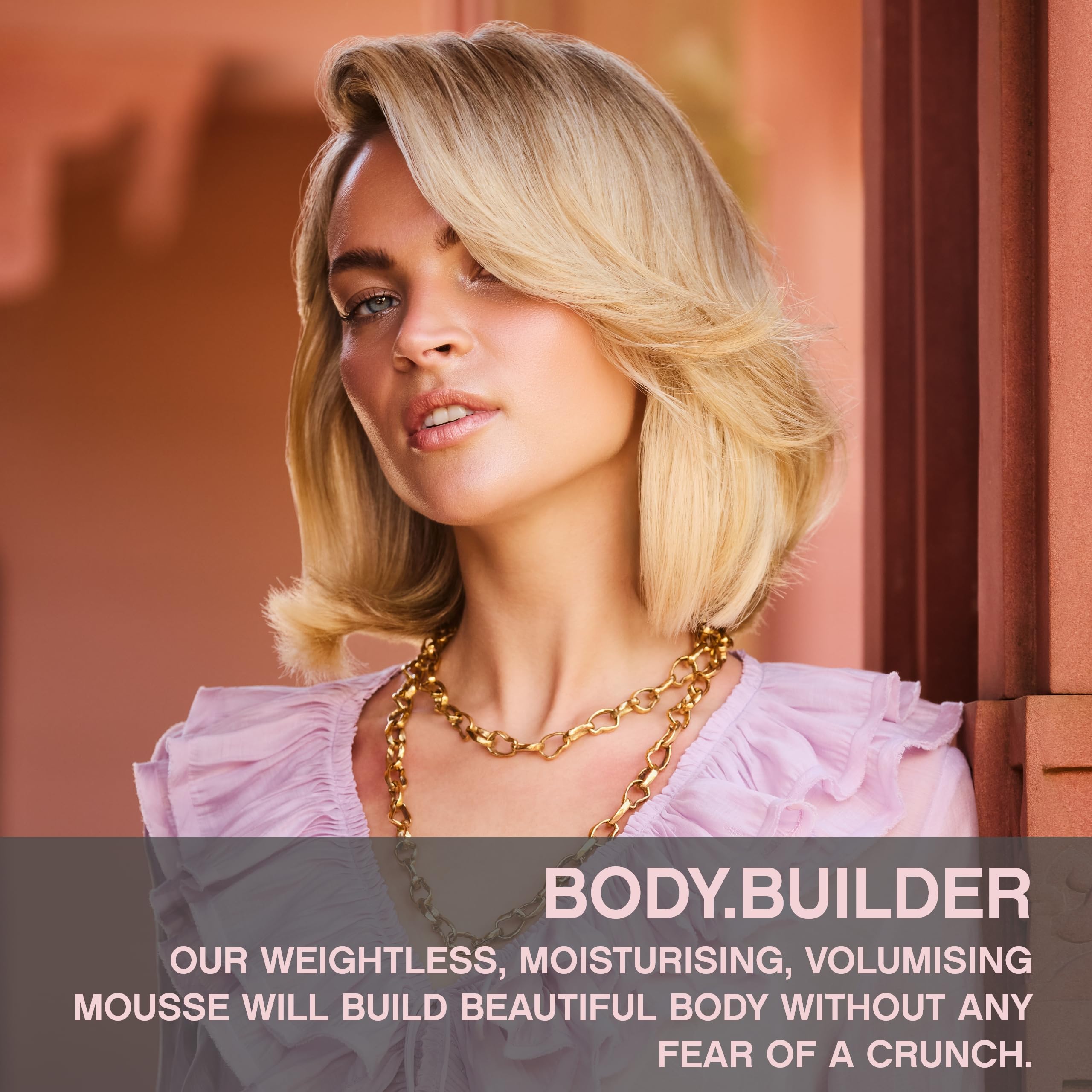BODY.BUILDER facilita aplicación suave en manos para crear cuerpo duradero.