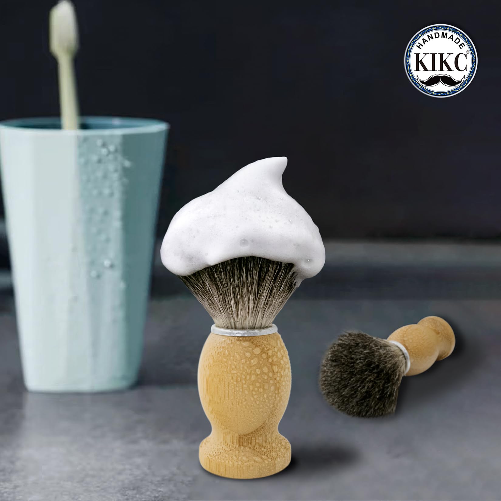 Artesanía hecha a mano de KIKC; brocha única para un afeitado personalizado.