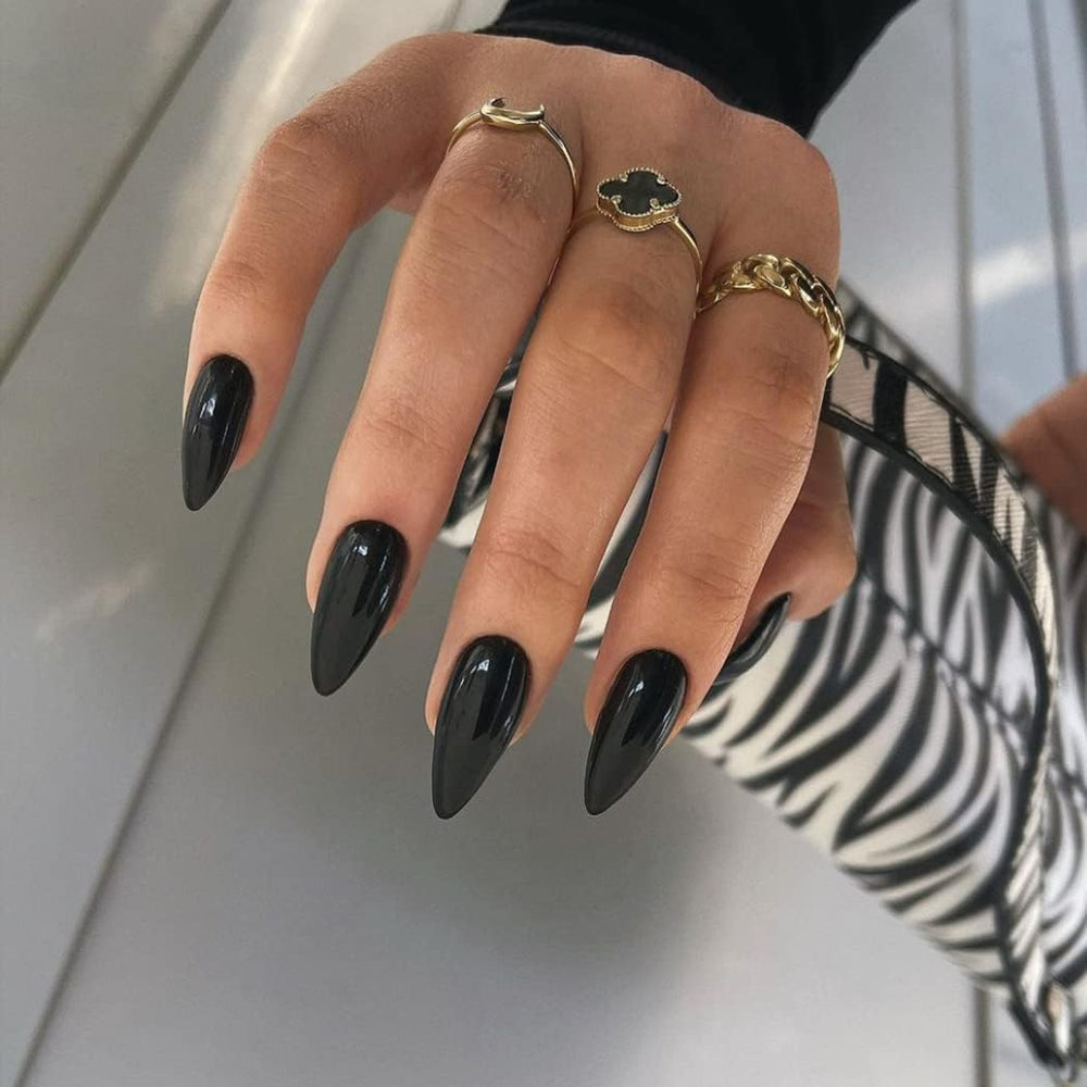 KQueenest: uñas postizas negras con forma almendra media, empaque elegante para regalo.