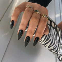 KQueenest: uñas postizas negras con forma almendra media, empaque elegante para regalo.