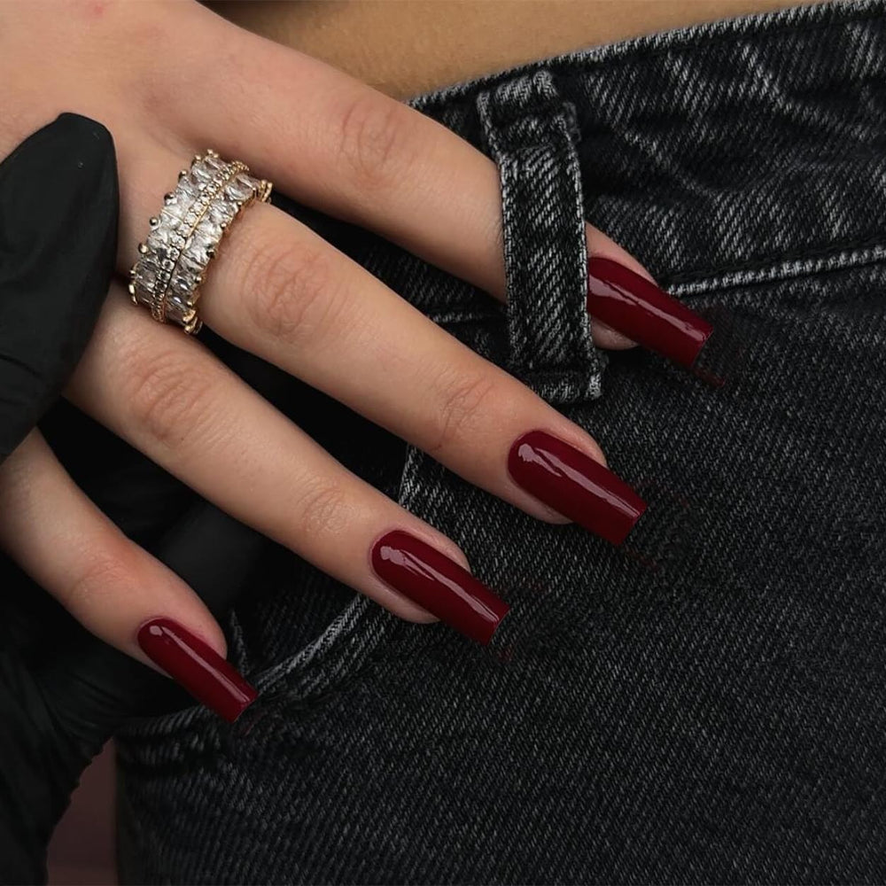 Uñas acrílicas KQueenest rojas burdeos, mediano cuadrado, look sofisticado para el día a día.