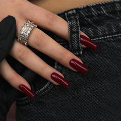 Uñas acrílicas KQueenest rojas burdeos, mediano cuadrado, look sofisticado para el día a día.