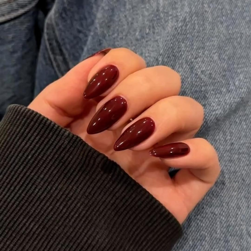 Uñas KQueenest burdeos con forma almendra media, estilo elegante y duradero.
