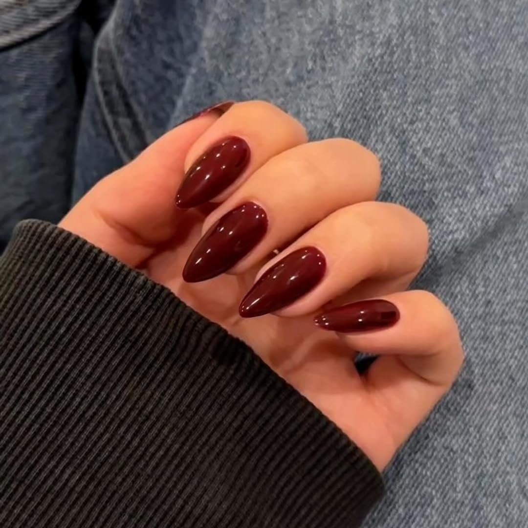 Uñas KQueenest burdeos con forma almendra media, estilo elegante y duradero.