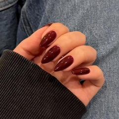Uñas KQueenest burdeos con forma almendra media, estilo elegante y duradero.