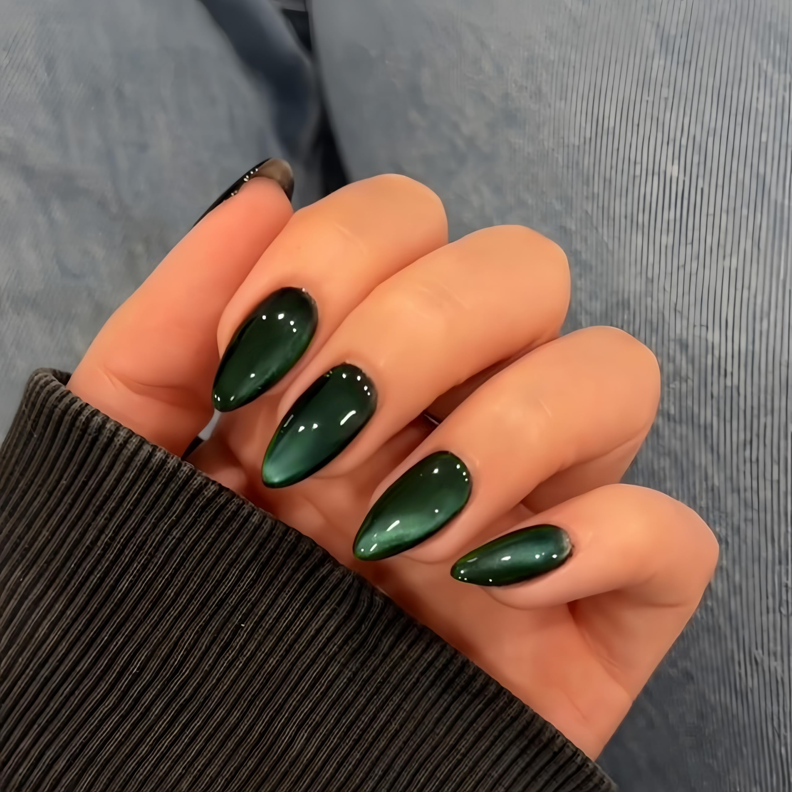 KQueenest Uñas ojo de gato esmeralda en almendra, ideal para eventos.