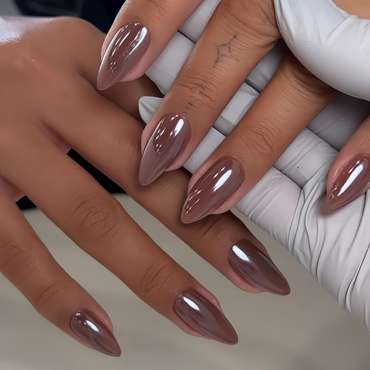 Uñas pegables KQueenest en forma almendra marrón para uso diario.