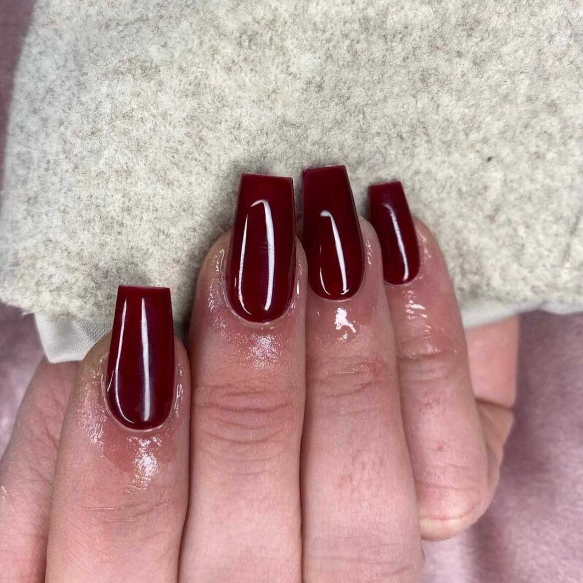Uñas pegables KQueenest burdeos, mediano cuadrado, acabado gel brillante para eventos.
