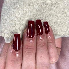 Uñas pegables KQueenest burdeos, mediano cuadrado, acabado gel brillante para eventos.