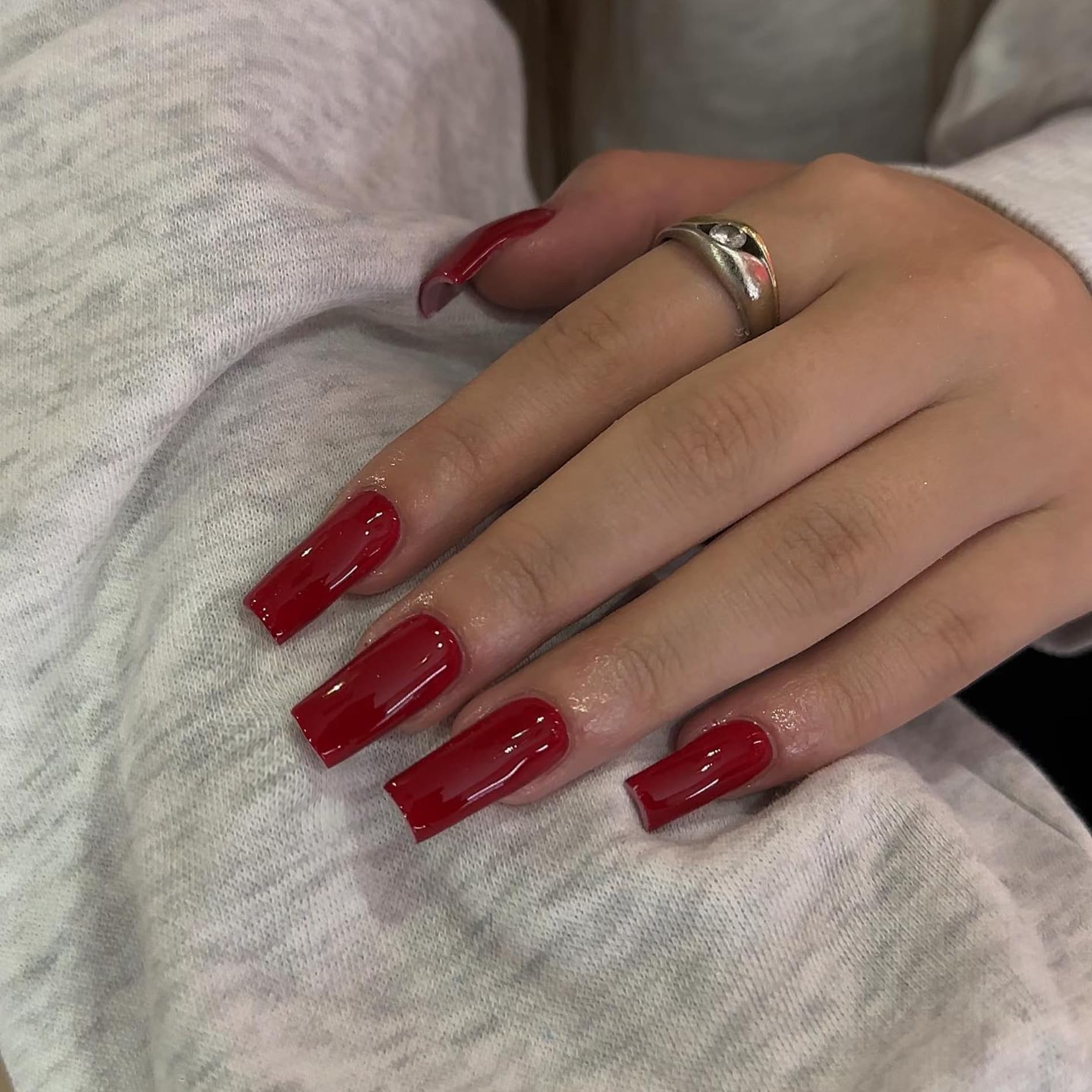 KQueenest Uñas Postizas Rojas Mediano-Largo, acabado brillo, ideal para uso diario.