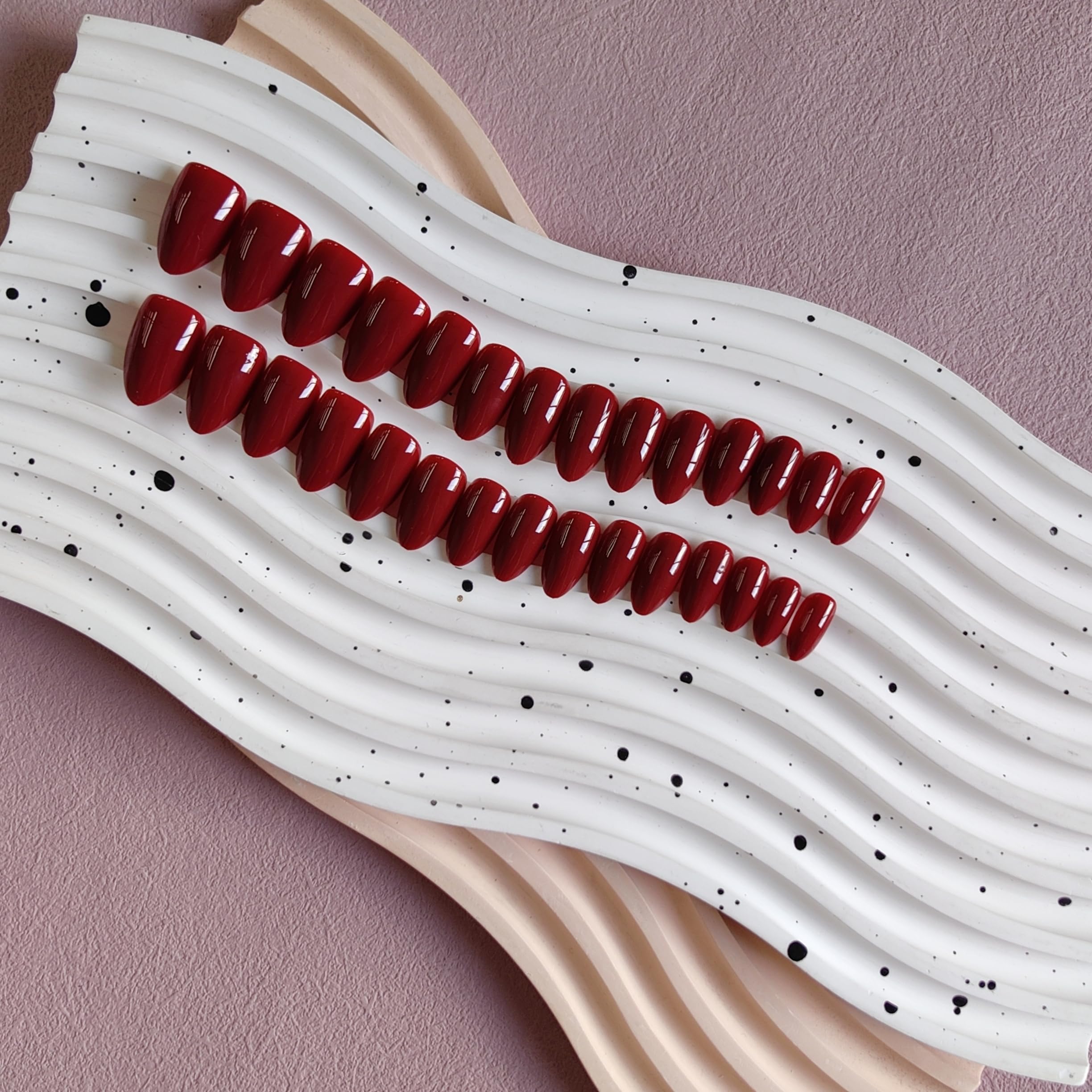 KQueenest Uñas postizas rojas oscuras, forma almendra corta, opción elegante para el día a día.