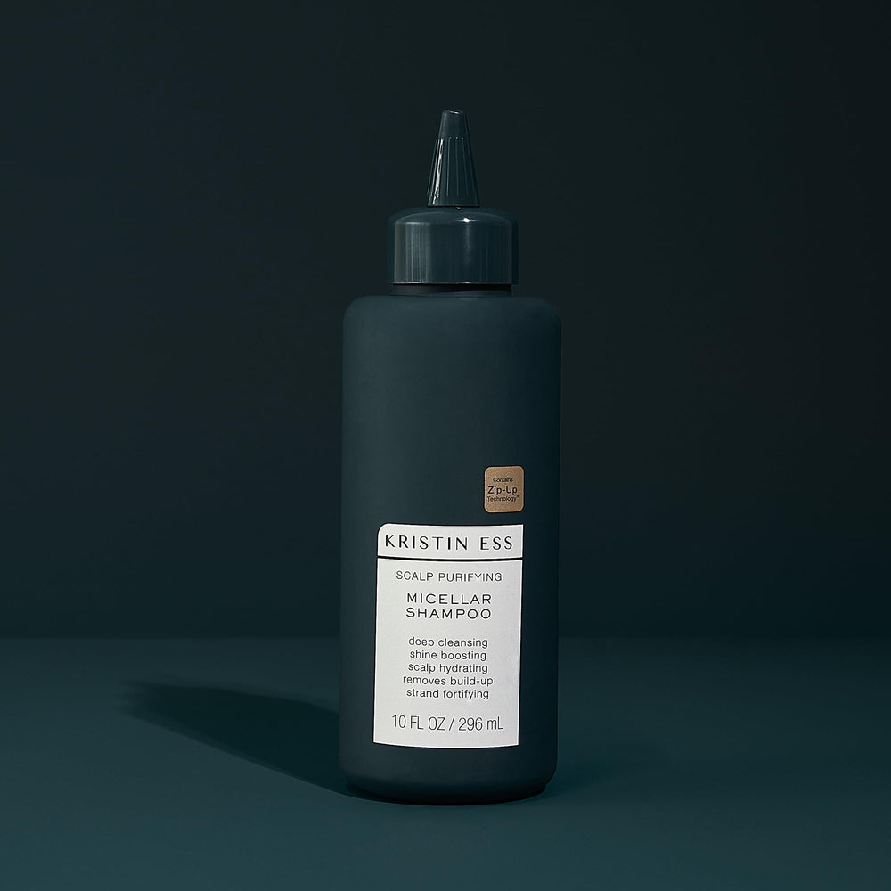 Kristin Ess champú limpia e hidrata, ideal para cabello sensible.