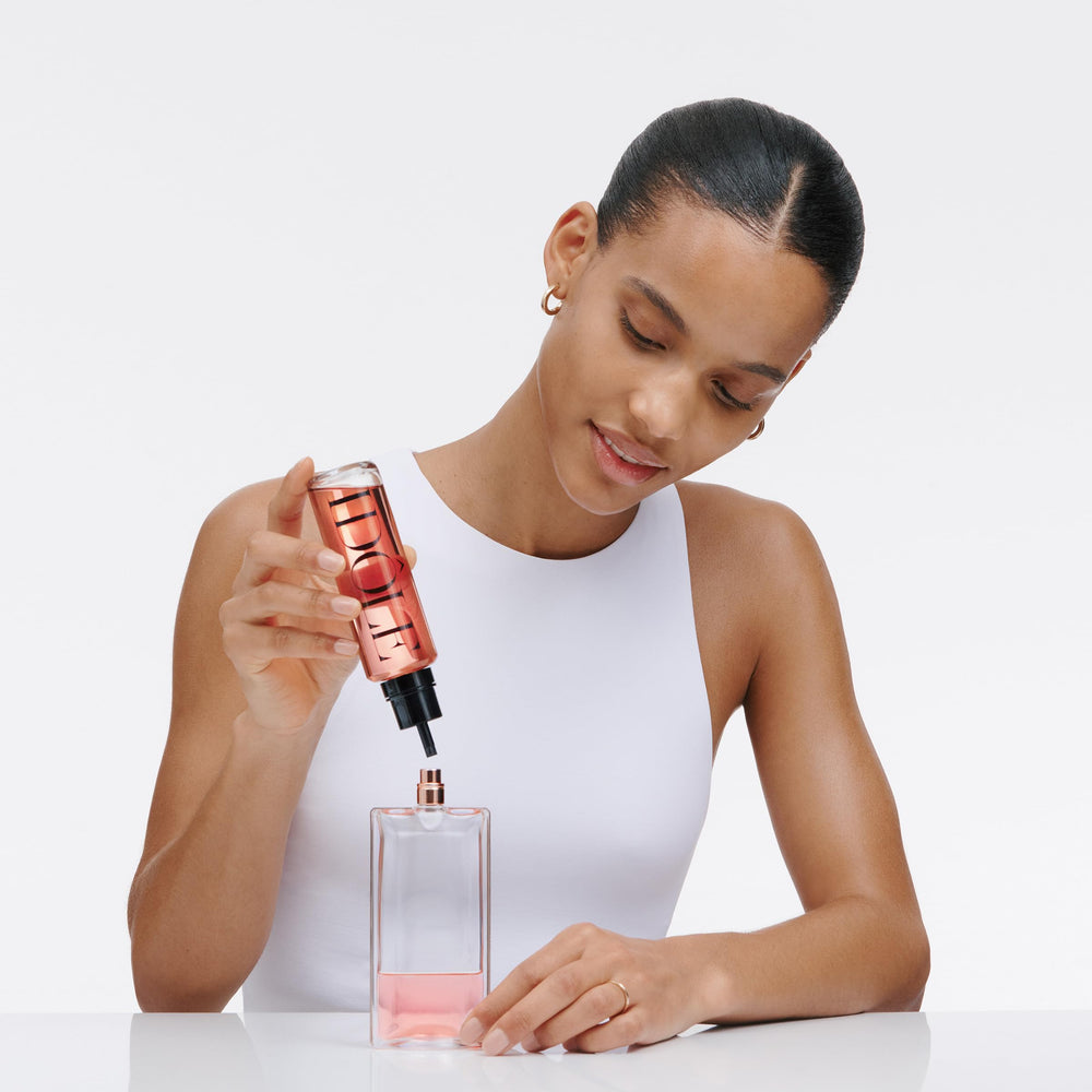Lancôme Idôle: Esencia de Rosa Radical enriqueciendo la fragancia.