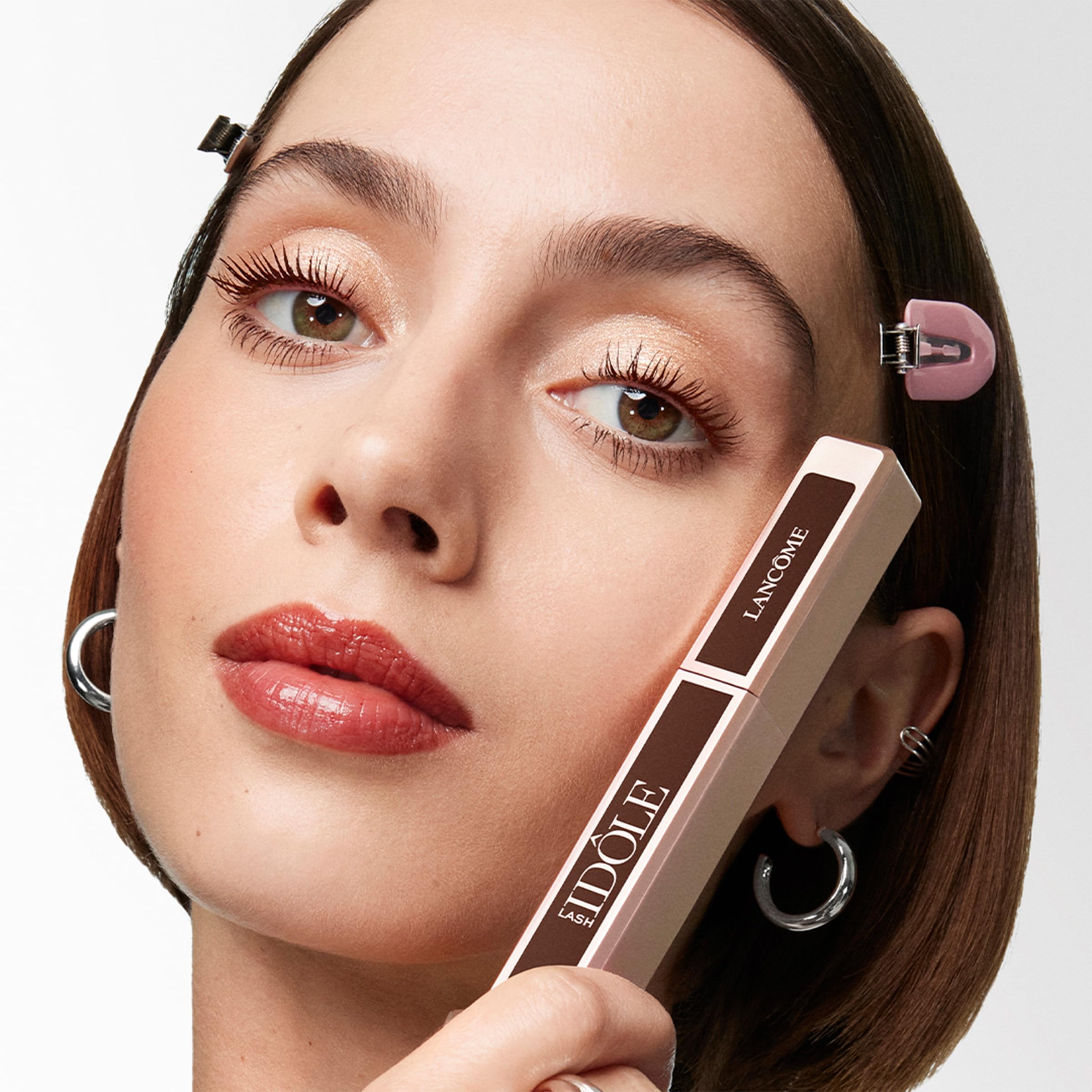 Lancôme Lash Idôle fórmula en gel ligera deja pestañas suaves.