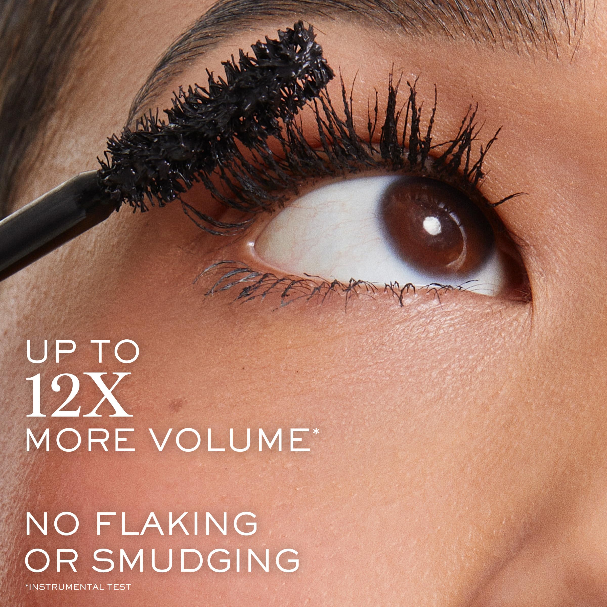 Lancôme Monsieur Big Mascara: textura cremosa que desliza sin grumos.