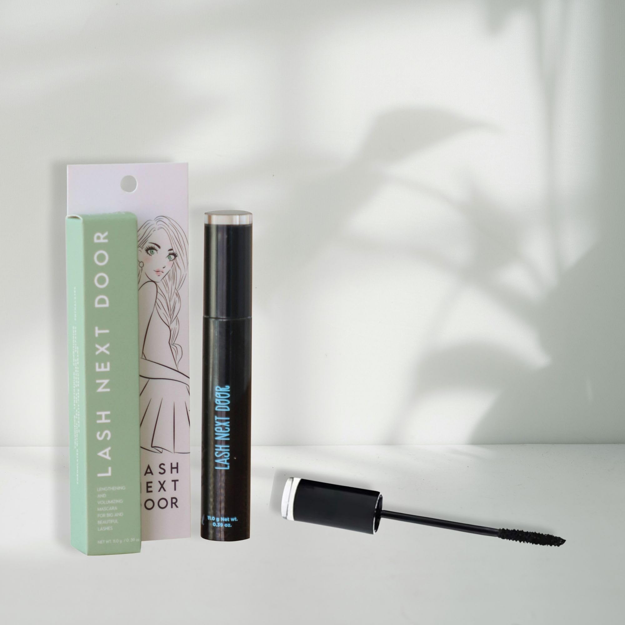 Lash Next Door Mascara con ingredientes suaves aptos para ojos sensibles.