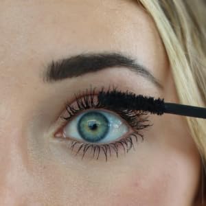 Lash Next Door Mascara en pack de dos para repuestos prácticos.