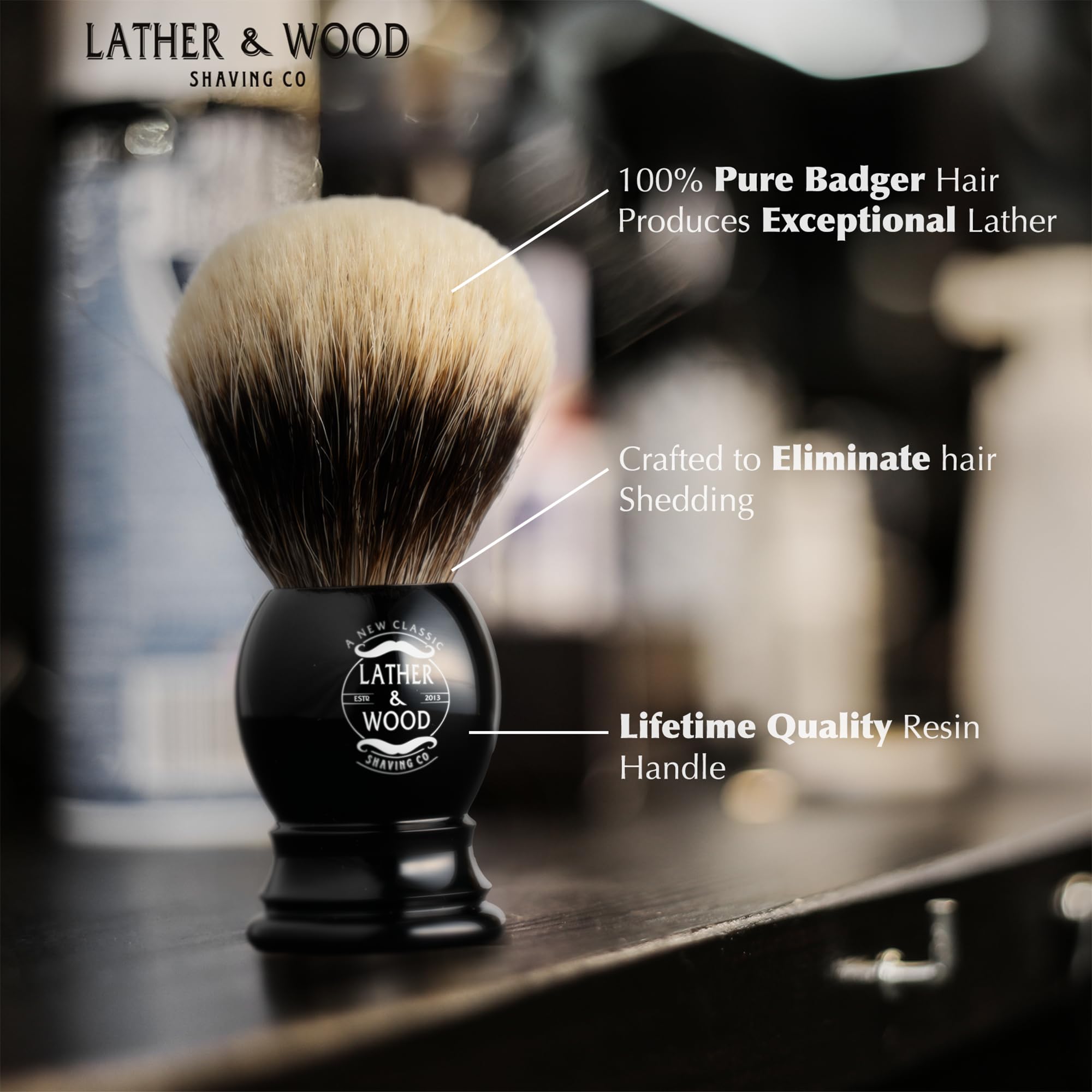 La brocha Lather & Wood tejon retiene agua para espumas ricas.